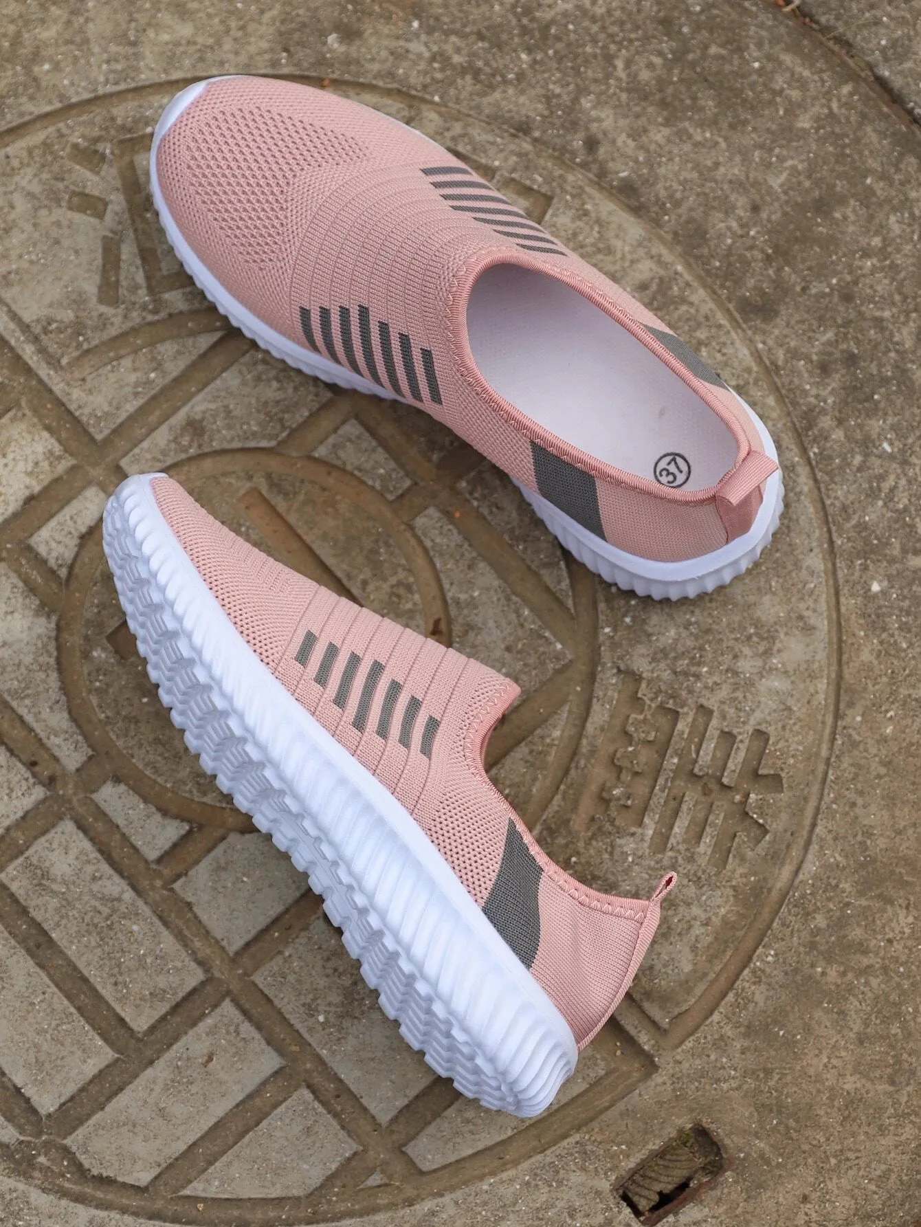 Striped Pattern Running Shoes